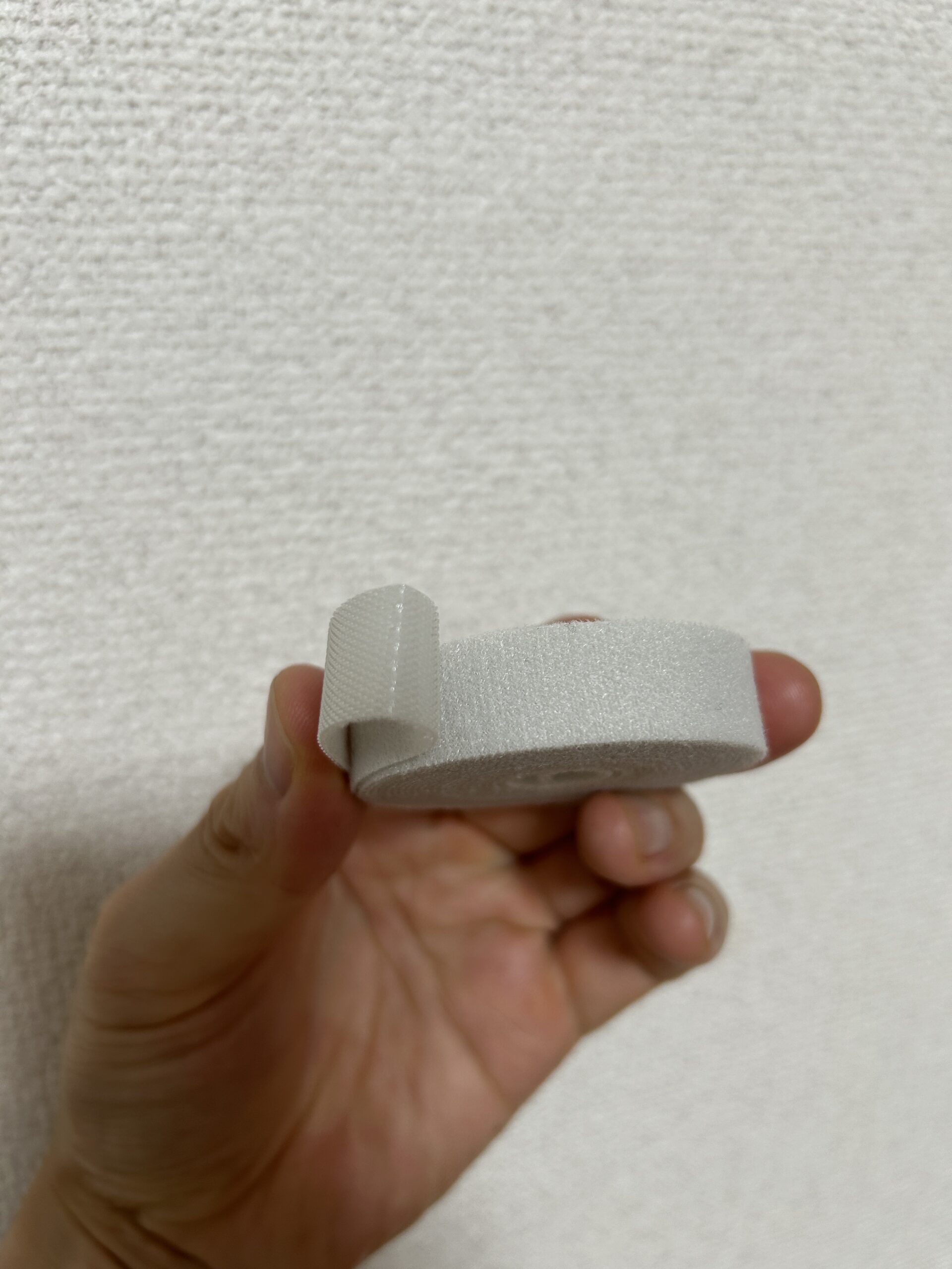 ミシン目入り結束テープ使用後のすっきりしたデスク